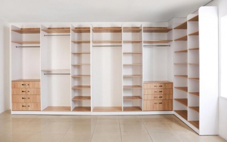 Installation de dressing sur mesure : optimiser vos rangements